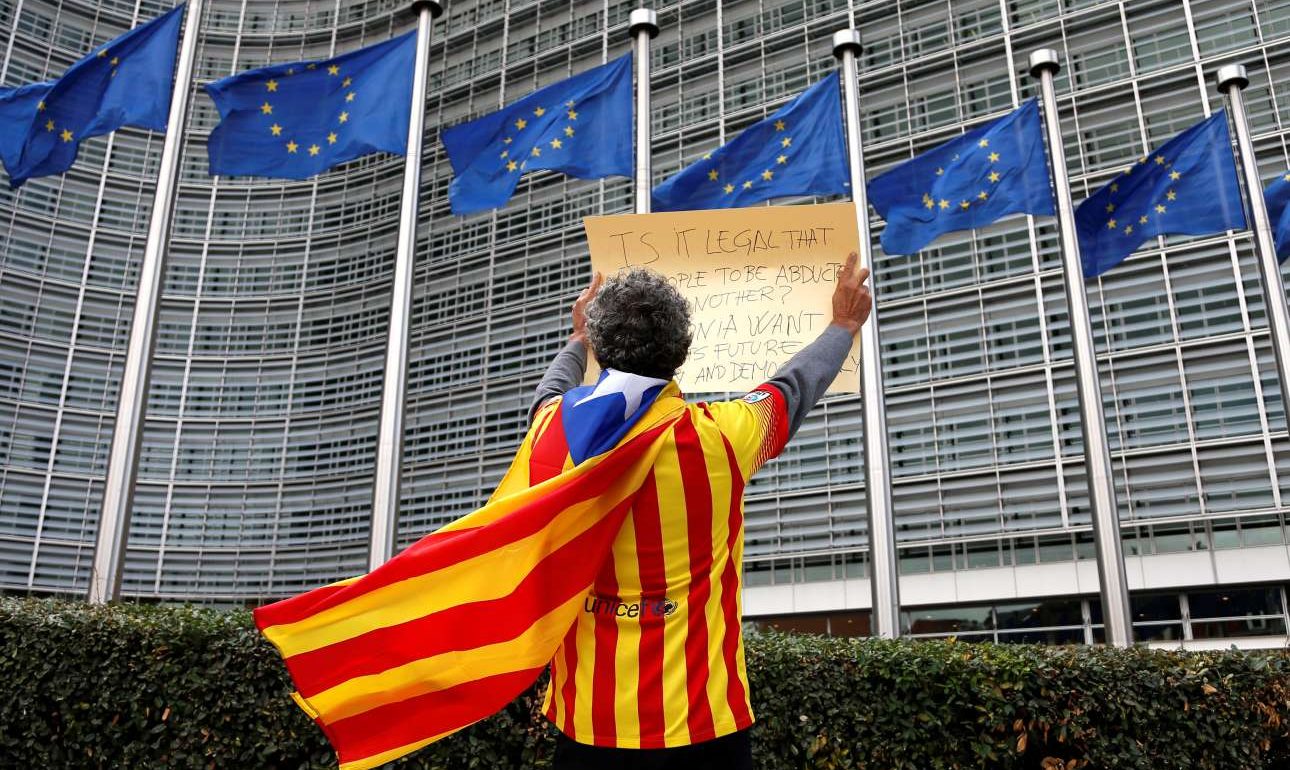 Στηρίζει τον Ραχόι η Κομισιόν: «παράνομο το δημοψήφισμα»