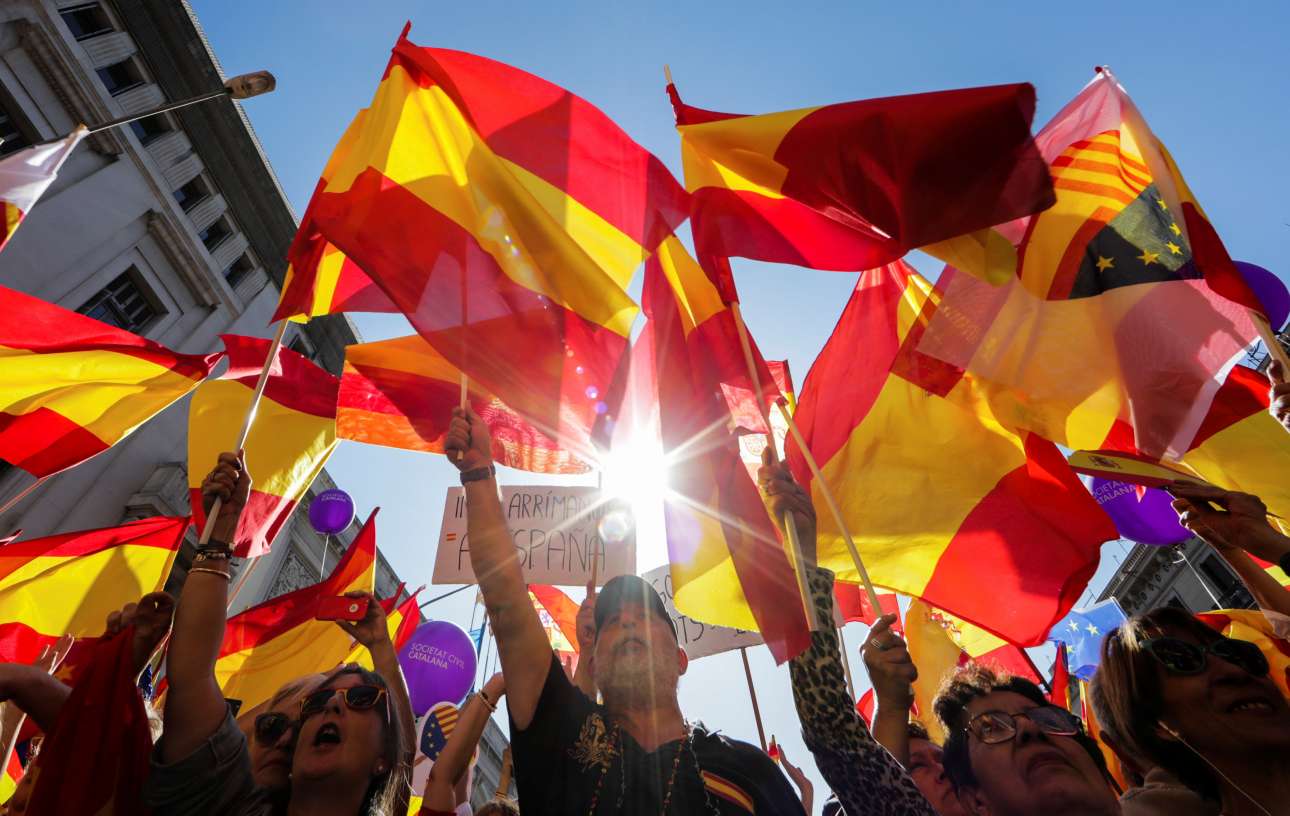 Ισπανικές σημαίες υψώνονται στον ουρανό της Βαρκελώνης