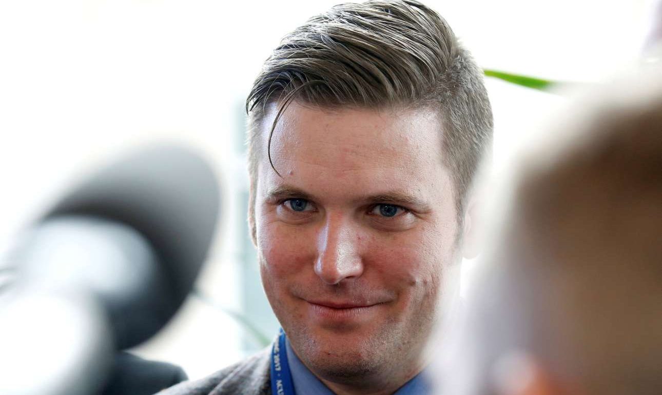 Θέλετε δωρεάν μπίρα; Μην πάτε στην ομιλία αυτού του ακροδεξιού