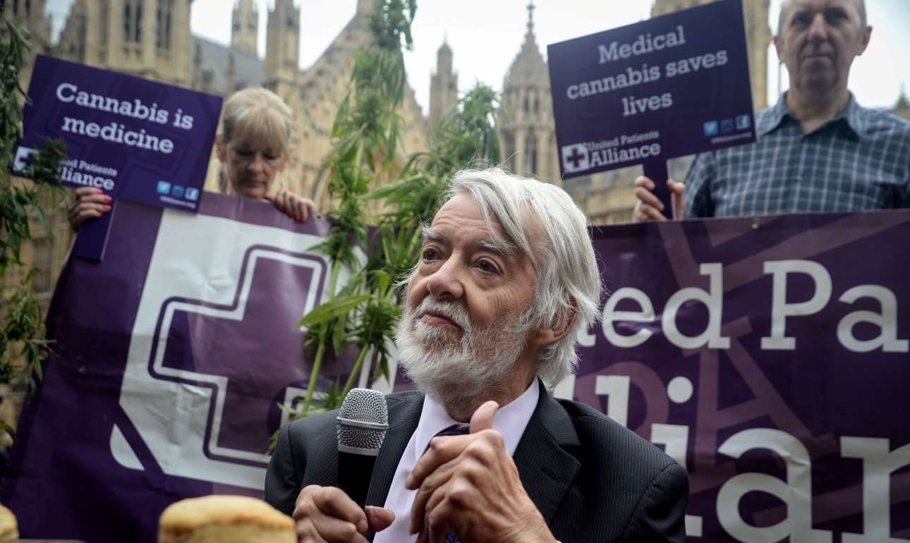 Tσάι και… κεκάκια κάνναβης έξω από τα ανάκτορα του Ουεστμίνστερ