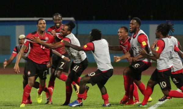 Οι παίκτες του Τρίνινταντ Τομπάκο πανηγυρίζουν την ανέλπιστη νίκη επί των ΗΠΑ REUTERS/Andrea de Silva)
