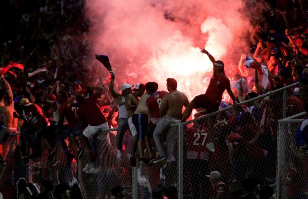 Πανζουρλισμός στις εξέδρες του σταδίου στην Πόλη του Παναμά φωτό: REUTERS/Carlos Lemos)