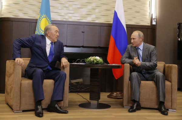 Ο πρόεδρος του Καζακστάν αριστερά και ο Πούτιν δεξιά, στη συνάντησή τους στο Σότσι, τον Οκτώβριο του 2017 (REUTERS/Maxim Shemetov)