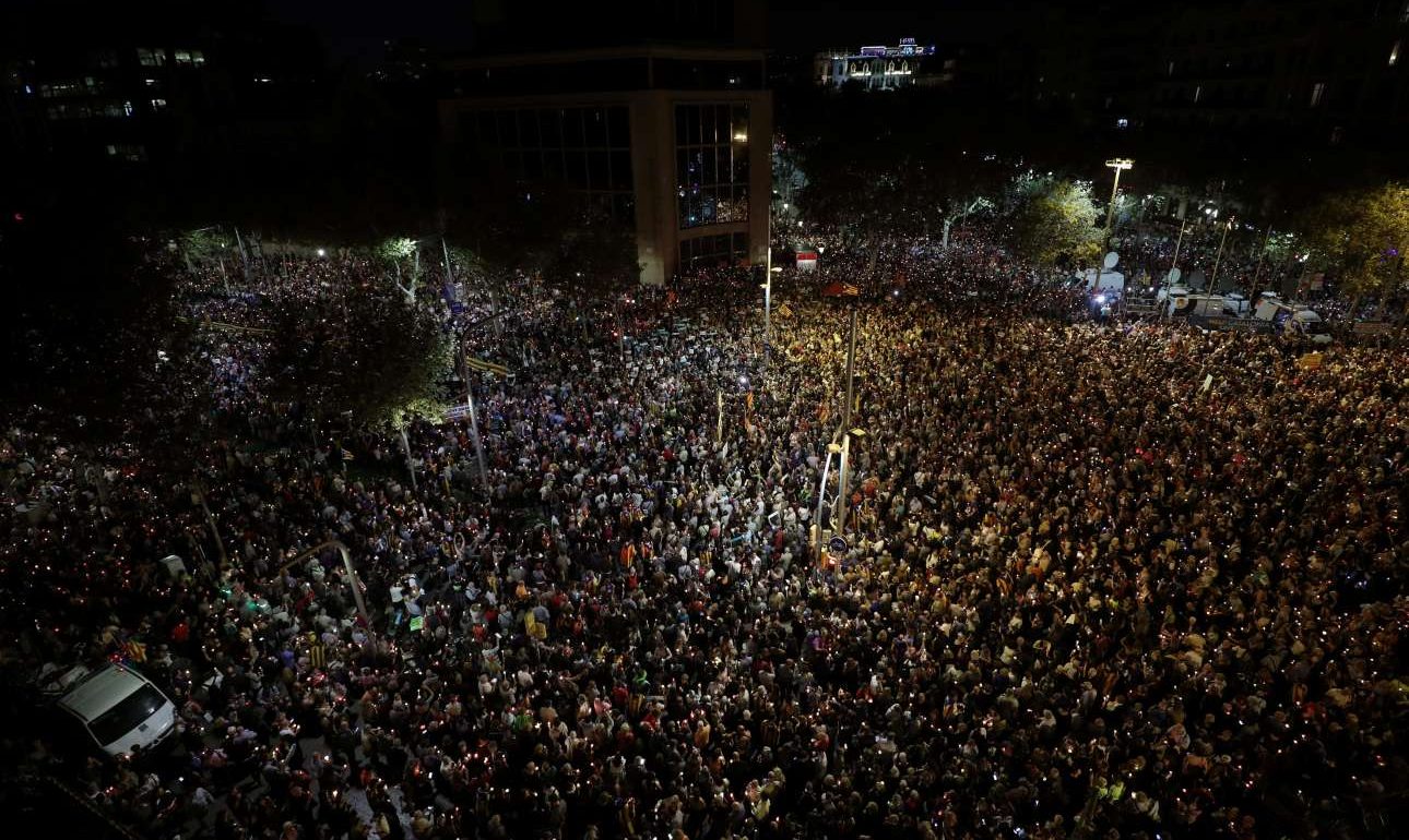 Βαρκελώνη: 200.000 άνθρωποι διαδήλωσαν για τη σύλληψη αυτονομιστών ηγετών