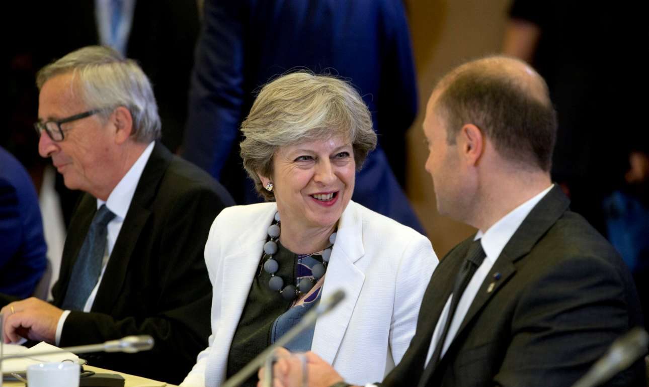 Μένουν πίσω οι συνομιλίες για το Brexit λένε οι «27», αισιοδοξεί η Μέι