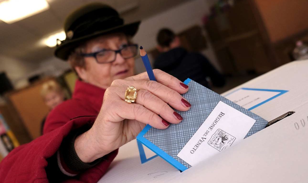 Συντριπτικά «ναι» υπέρ της αυτονομίας σε Λομβαρδία και Βένετο