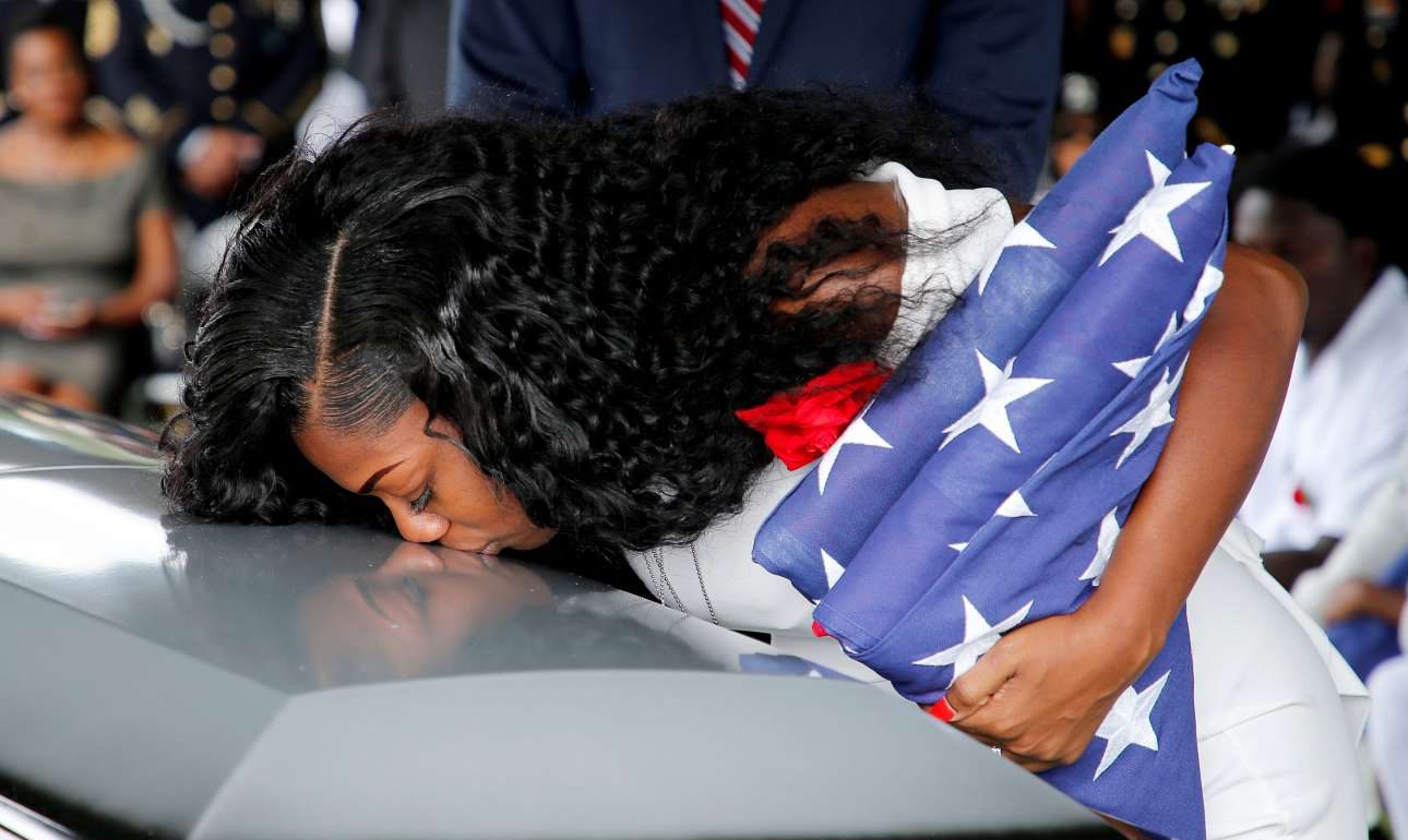 Πώς μια χήρα στρατιώτη εξέθεσε τον αδιάφορο Τραμπ