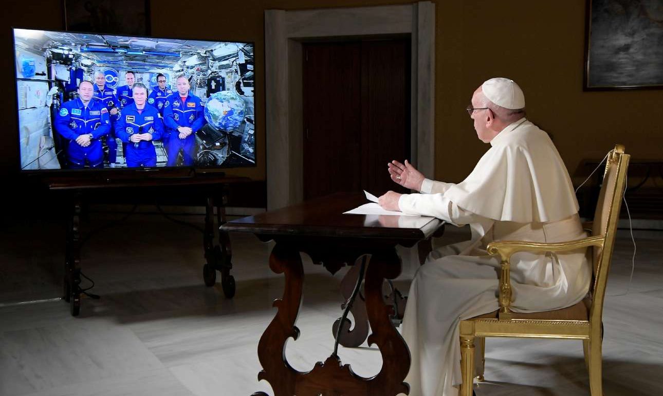 Φιλοσοφικές αναζητήσεις του Πάπα Φραγκίσκου σε επικοινωνία του με τους αστροναύτες του ISS
