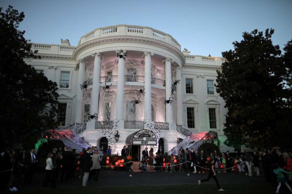 Πολύς κόσμος θέλησε να γιορτάσει με το προεδρικό ζεύγος (REUTERS/Carlos Barria)