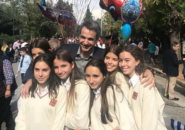 Ο Κυριάκος Μητσοτάκης στην παρέλαση του σχολείου της κόρης του