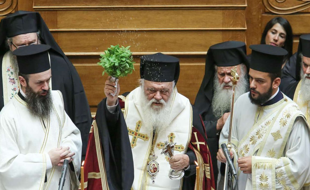 Με αιχμές Ιερώνυμου για τον νόμο αλλαγής φύλου ο αγιασμός στη Βουλή