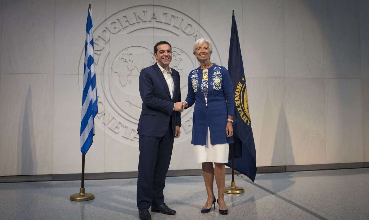 Ο «ευτυχής» κ. Τσίπρας στο Ταμείο με τη Λαγκάρντ