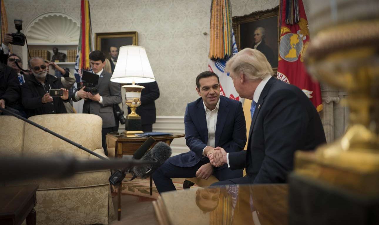 Εν τη παλάμη (του) και… ο Τραμπ εβόησεν