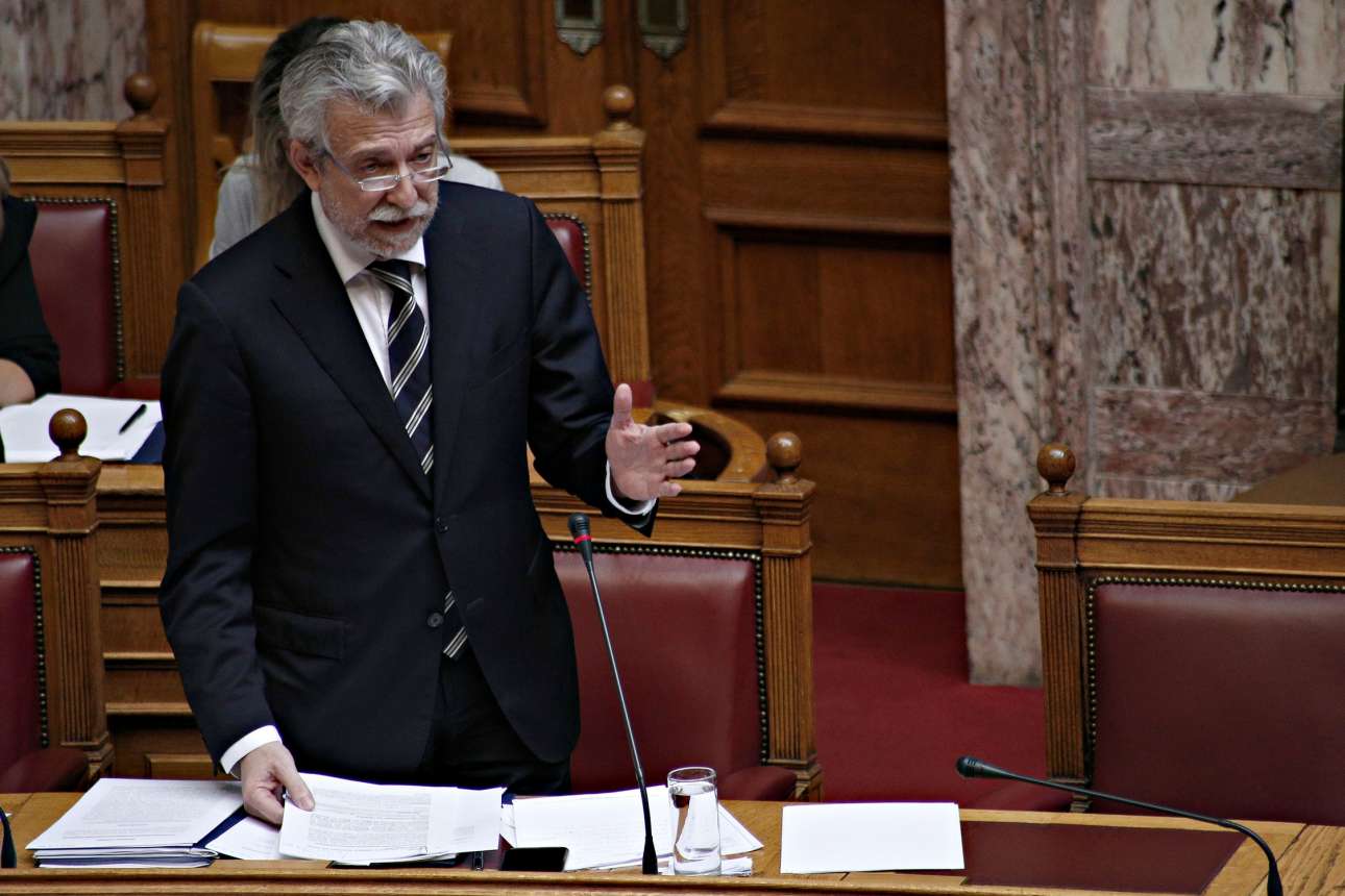 Κοινοβουλευτικό «μασάζ» Κοντονή για να καμφθούν οι αντιδράσεις για την αλλαγή φύλου