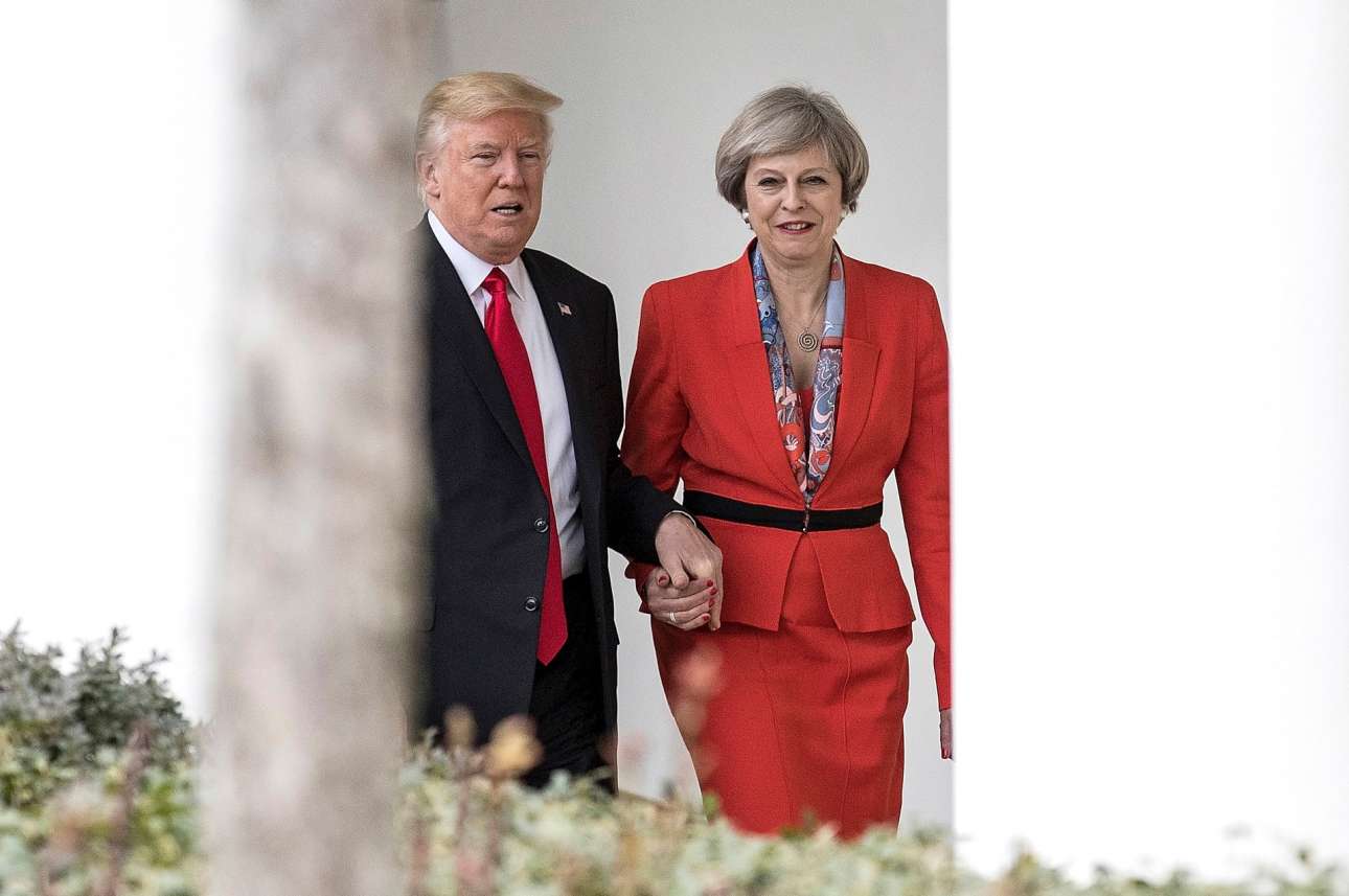 Ο αμερικανός πρόεδρος και η βρετανή πρωθυπουργός περπατούν χεράκι - χεράκι έξω από τη Δυτική Πτέρυγα του Λευκού Οίκου, στην Ουάσινγκτον