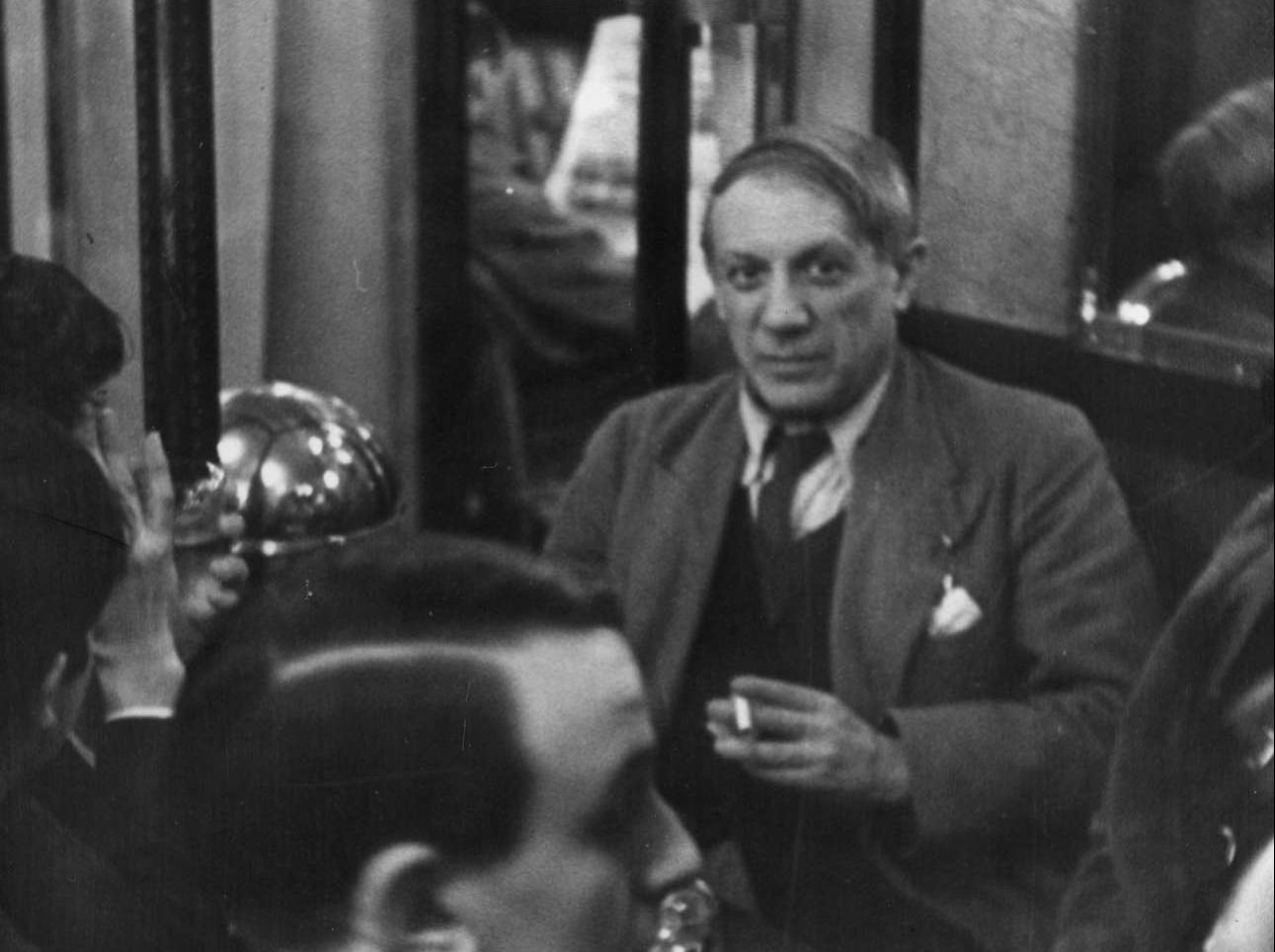 Τέλη της δεκαετίας του 1940, διασκεδάζοντας σε καφέ στο Παρίσι.