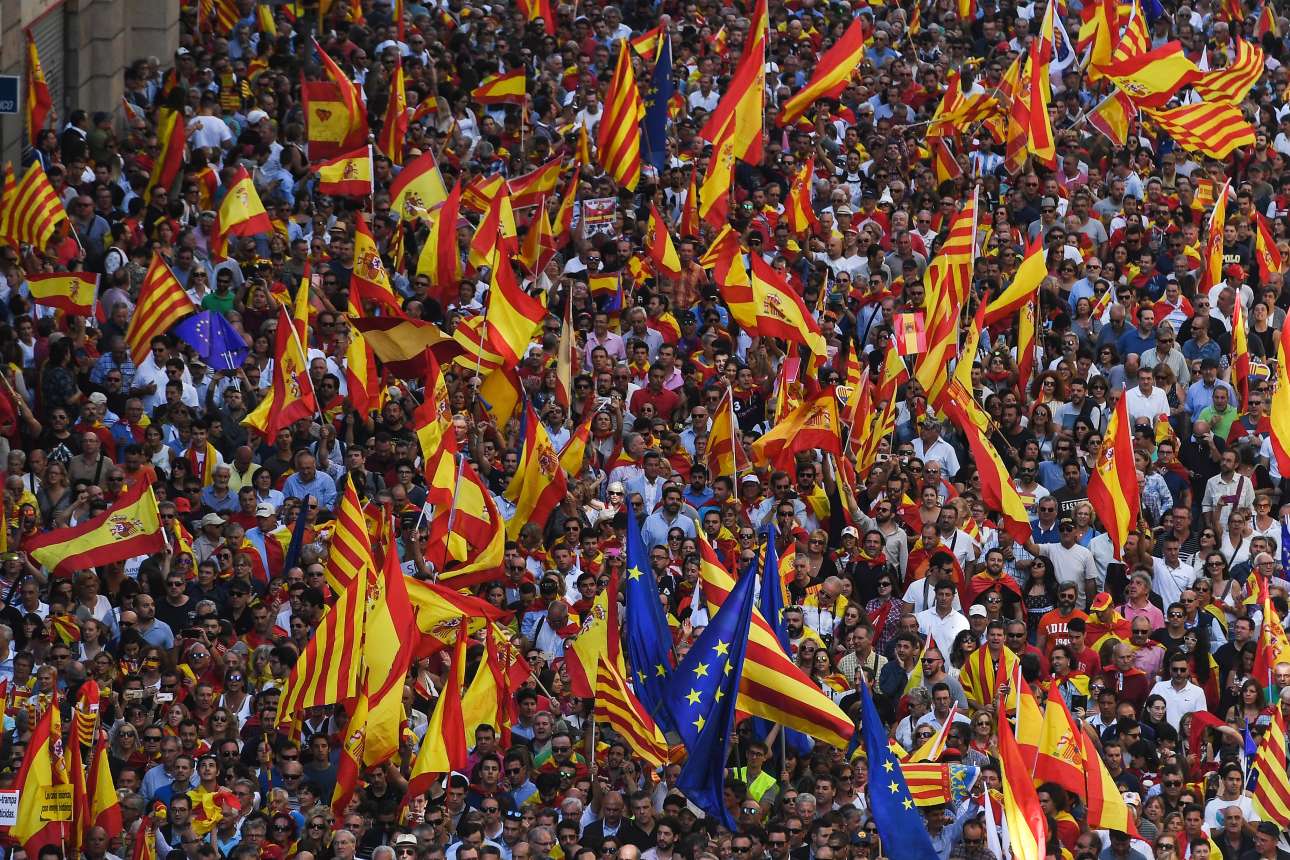 Χιλιάδες κόσμου με σημαίες της Ισπανίας αλλά και της Ευρωπαϊκής Ενωσης στην Βαρκελώνη