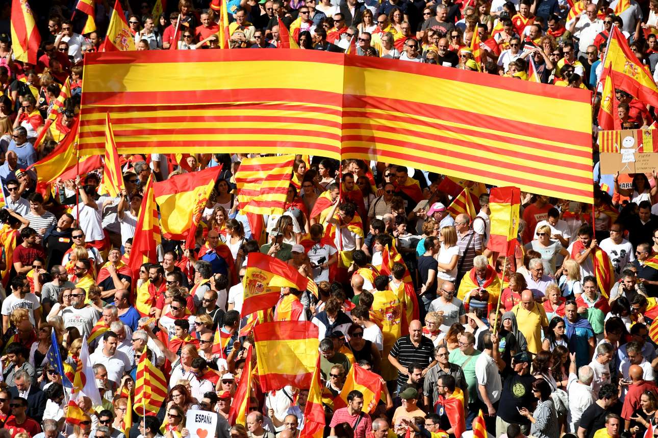 Μια τεράστια σημαία με τα χρώματα της Ισπανίας