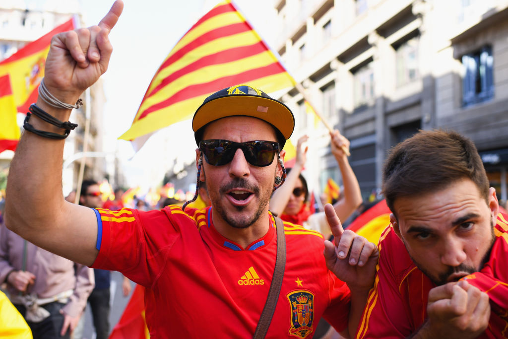 Φιλώντας την φανέλα της Εθνικής Ποδοσφαίρου στην Βαρκελώνη