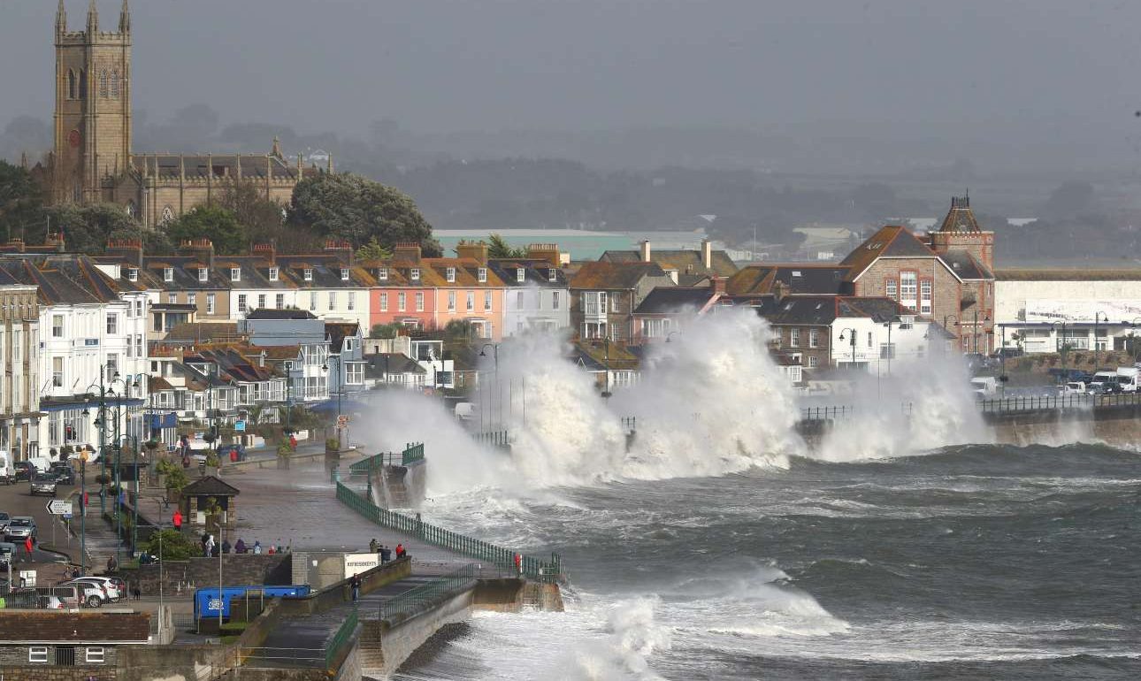 Σαρώνει την Ιρλανδία, σε πορεία προς τη Σκωτία η «Οφηλία»