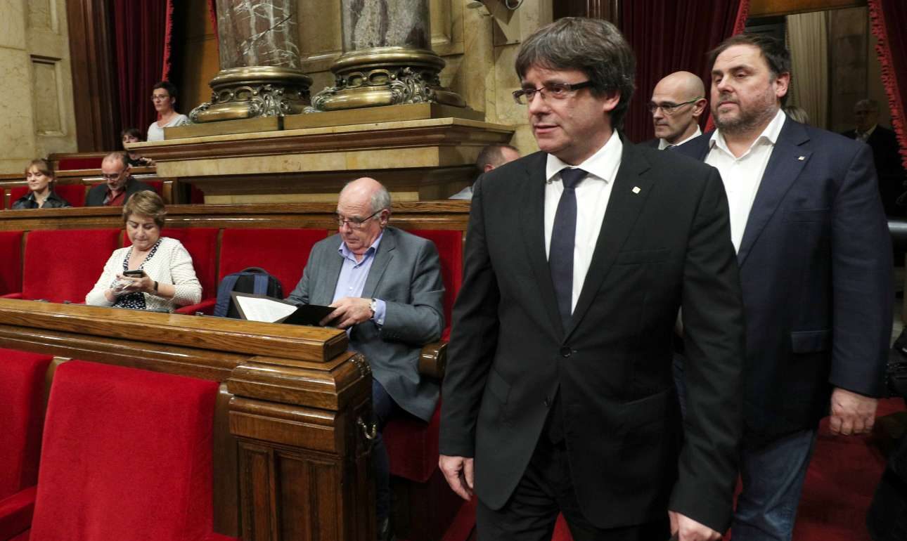 Ο Κάρλες Πουτζδεμόν την ώρα που φτάνει στο τοπικό κοινοβούλιο της Καταλονίας για να εκφωνήσει τον λόγο του (φωτό: REUTERS/ Albert Gea)