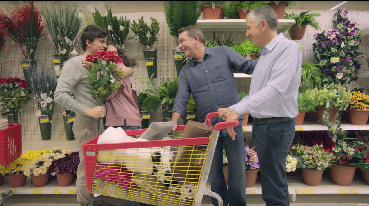 Γκέι ζευγάρι πρωταγωνιστεί σε διαφήμιση. Ε, και; [Βίντεο]