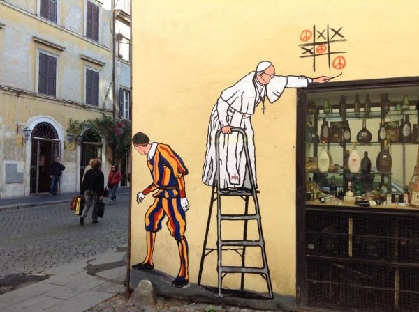 Ο Πάπας παίζει τρίλιζα - με το σύμβολο της ειρήνης (Getty)