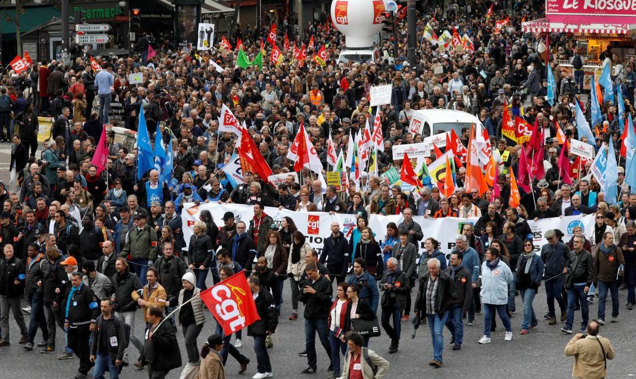Μαζικές διαδηλώσεις δημοσίων υπαλλήλων στη Γαλλία κατά των μέτρων Μακρόν