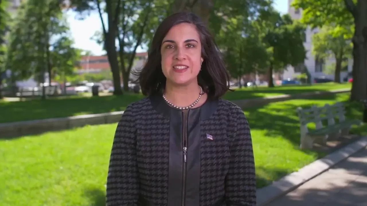 Η Ελληνίδα που τα βάζει με τον «αυτοκράτορα» δήμαρχο της Νέας Υόρκης Ντε Μπλάζιο