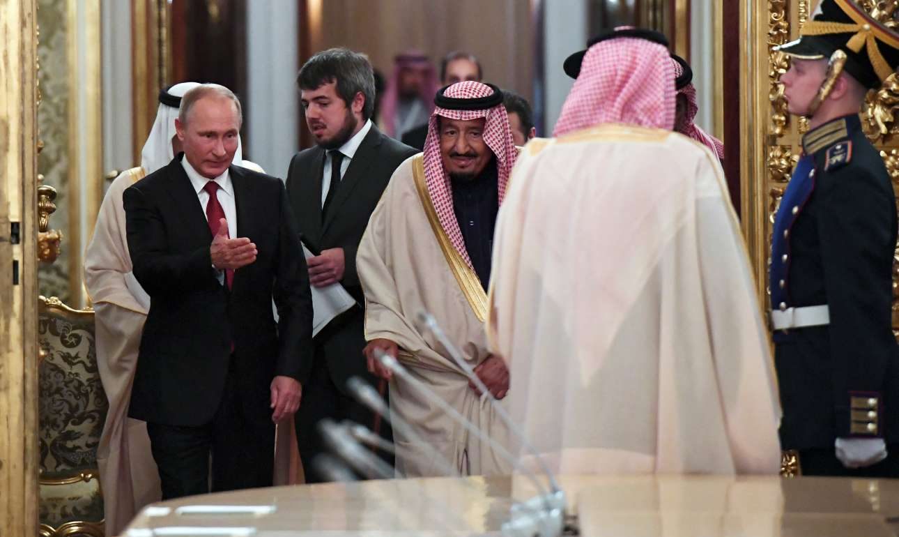 Στη Μόσχα με κουστωδία 1.500 ατόμων (και ένα χρυσό ασανσέρ) ο σαουδάραβας βασιλιάς