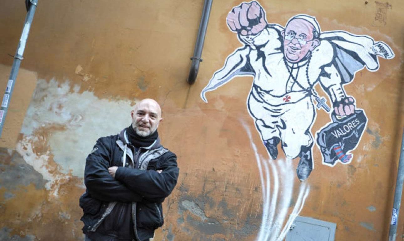 Ο Πάπας Φραγκίσκος… Σούπερμαν σε μπλουζάκια με την υπογραφή του καλλιτέχνη MauPal