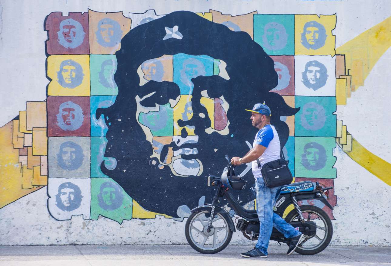 Πενήντα χρόνια από τον θάνατο του Τσε: ο αέναος μύθος και η διφορούμενη κληρονομιά