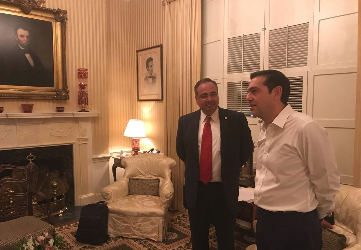 Oταν ο Tσίπρας πόζαρε μπροστά στο πορτρέτο του Αβραάμ Λίνκολν