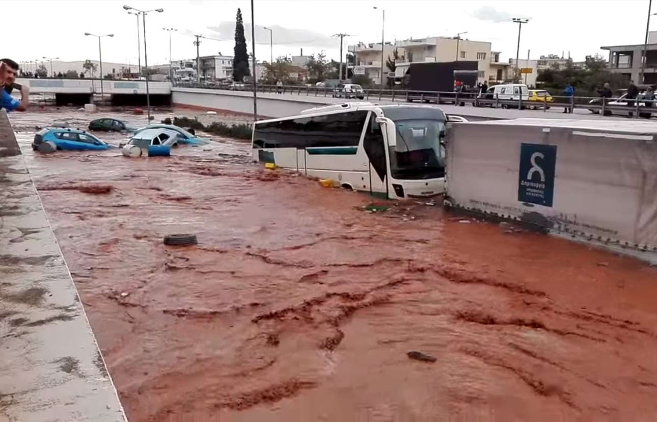 Η στιγμή του απεγκλωβισμού επιβατών ΚΤΕΛ πριν βουλιάξει στα λασπόνερα [βίντεο]