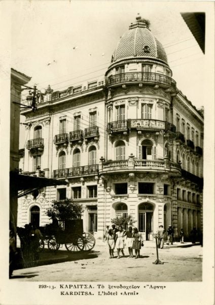 Φωτογραφία του ξενοδοχείου ΑΡΝΗ στην Καρδίτσα ιδιοκτησίας Δημήτριου Κόφφα και Γεωργίου Καλαντζή (Ι.Α. ΠΙΟΠ, Αρχείο ΟΤΠ)