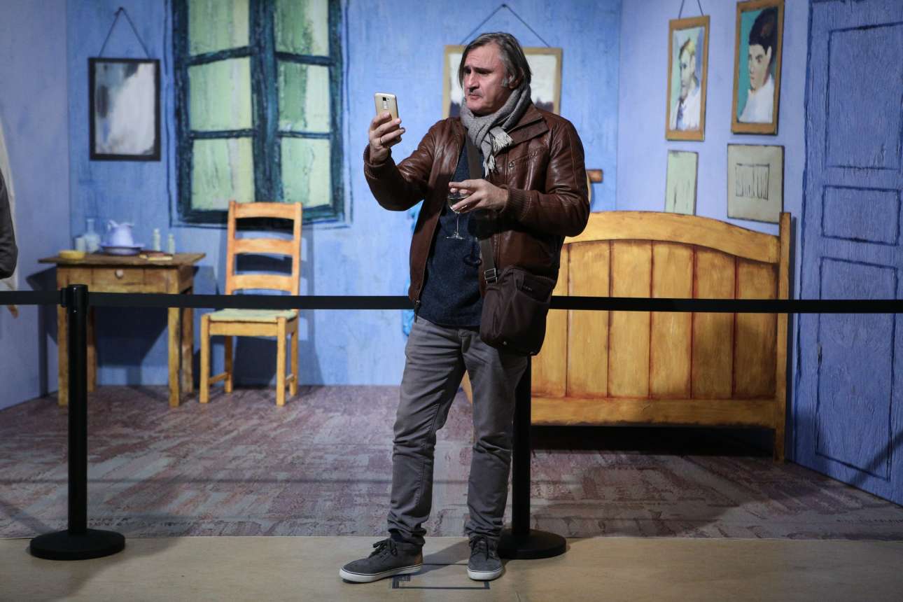 Ο ηθοποιός Ακης Σακελαρίου μπροστά στο « «Υπνοδωμάτιο στην Αρλ»