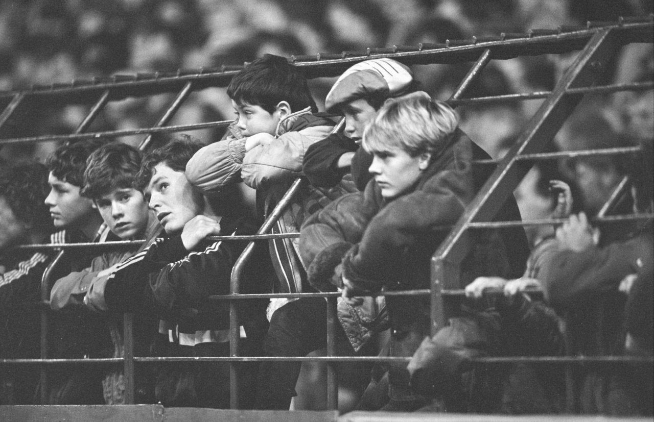 Καθιστοί ή όρθιοι – πώς να βλέπουμε μπάλα;