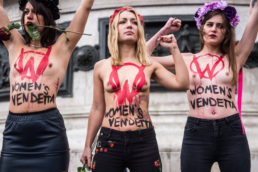 epa06350179 Inna Shevchenko (C) and activists from the Ukrainian feminist group FEMEN during the International Day for the Elimination of Violence Against Women march in Paris, France, 25 November 2017. The United Nations General Assembly has designated November 25 as the International Day for the Elimination of Violence Against Women in an effort to raise awareness of the fact that women around the world are subject to rape, domestic violence and other forms of violence. EPA/CHRISTOPHE PETIT TESSON