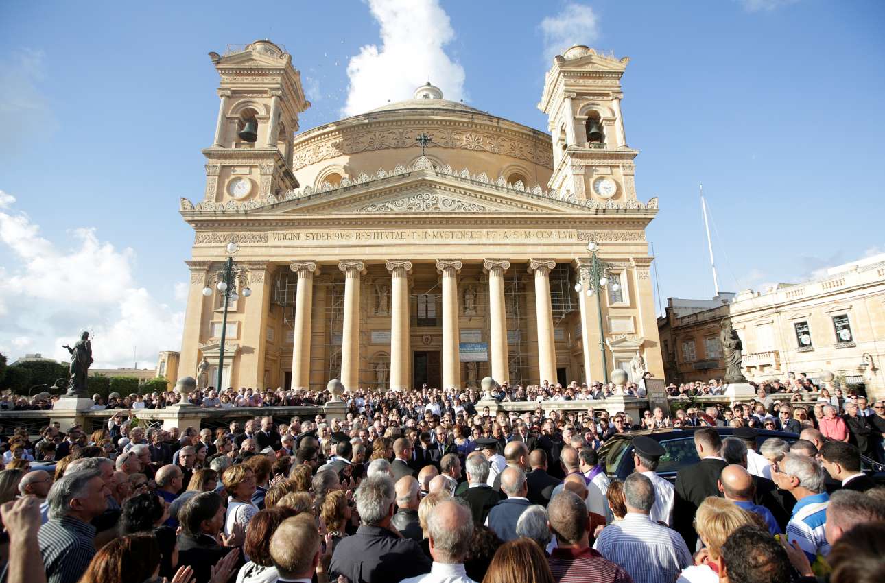 2017-11-03T153317Z_1404390739_RC14291B3CB0_RTRMADP_3_MALTA-CARBOMB-FUNERAL