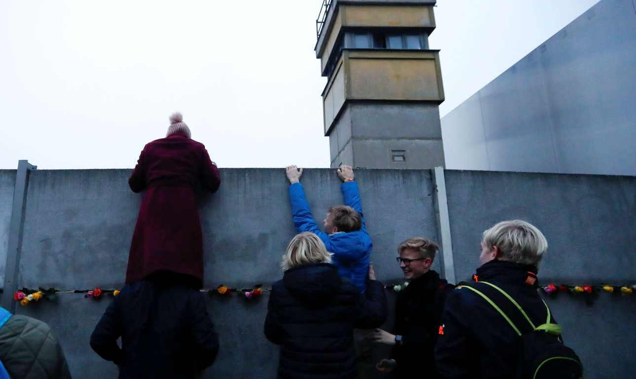 Ανάπτυξη εντός και εκτός του «Τείχους»