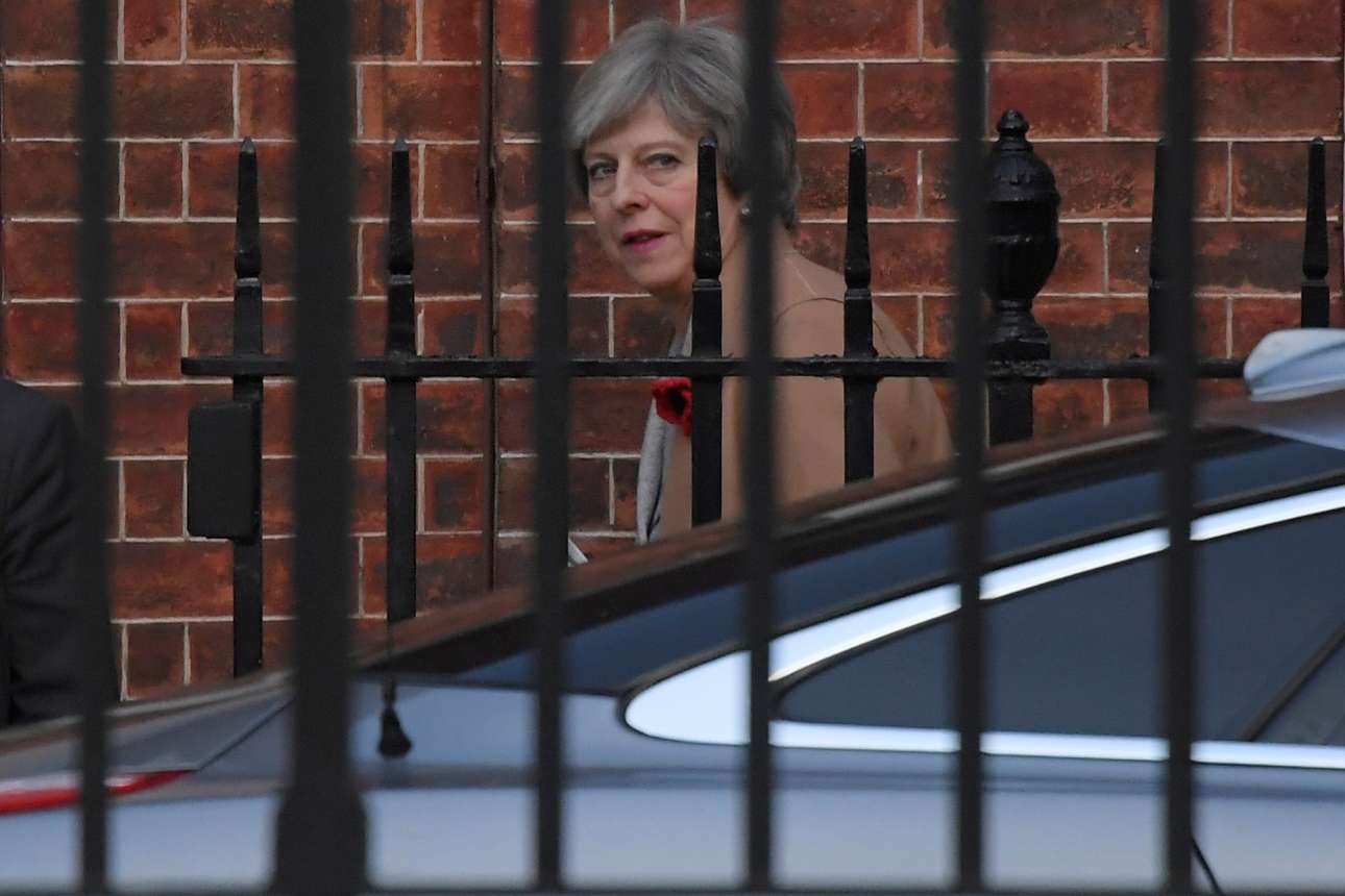 Βρετανία: Στις συμπληγάδες του Brexit και της εσωκομματικής αμφισβήτησης η Μέι