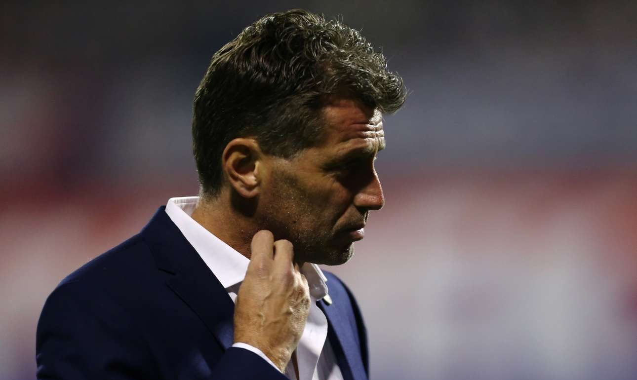 Να μείνει ο Σκίμπε ή να φύγει;