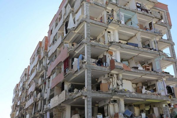Ενα ολόκληρο οικοδομικό τετράγωνο κρίνεται μη κατοικήσιμο και πρέπει να κατεδαφιστεί (REUTERS/Tasnim News Agency)