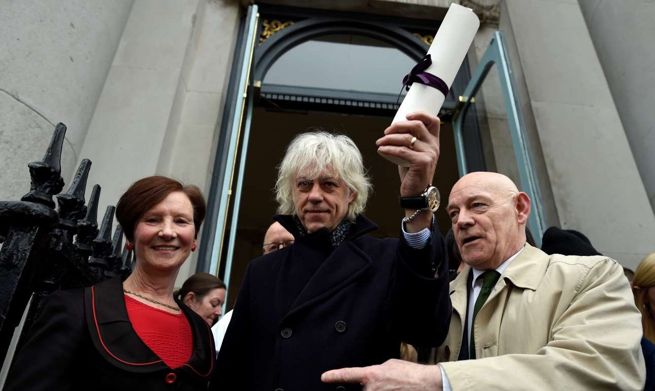 Ο Μπομπ Γκέλντοφ επέστρεψε βραβείο λόγω… εθνοκάθαρσης