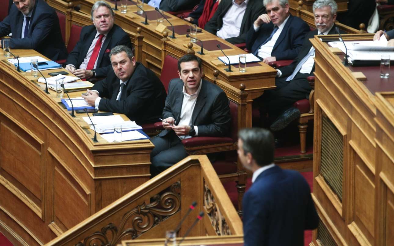 Ο Τσίπρας υπερασπίστηκε τον «αδελφό εν όπλοις» Καμμένο για τον μεσάζοντα