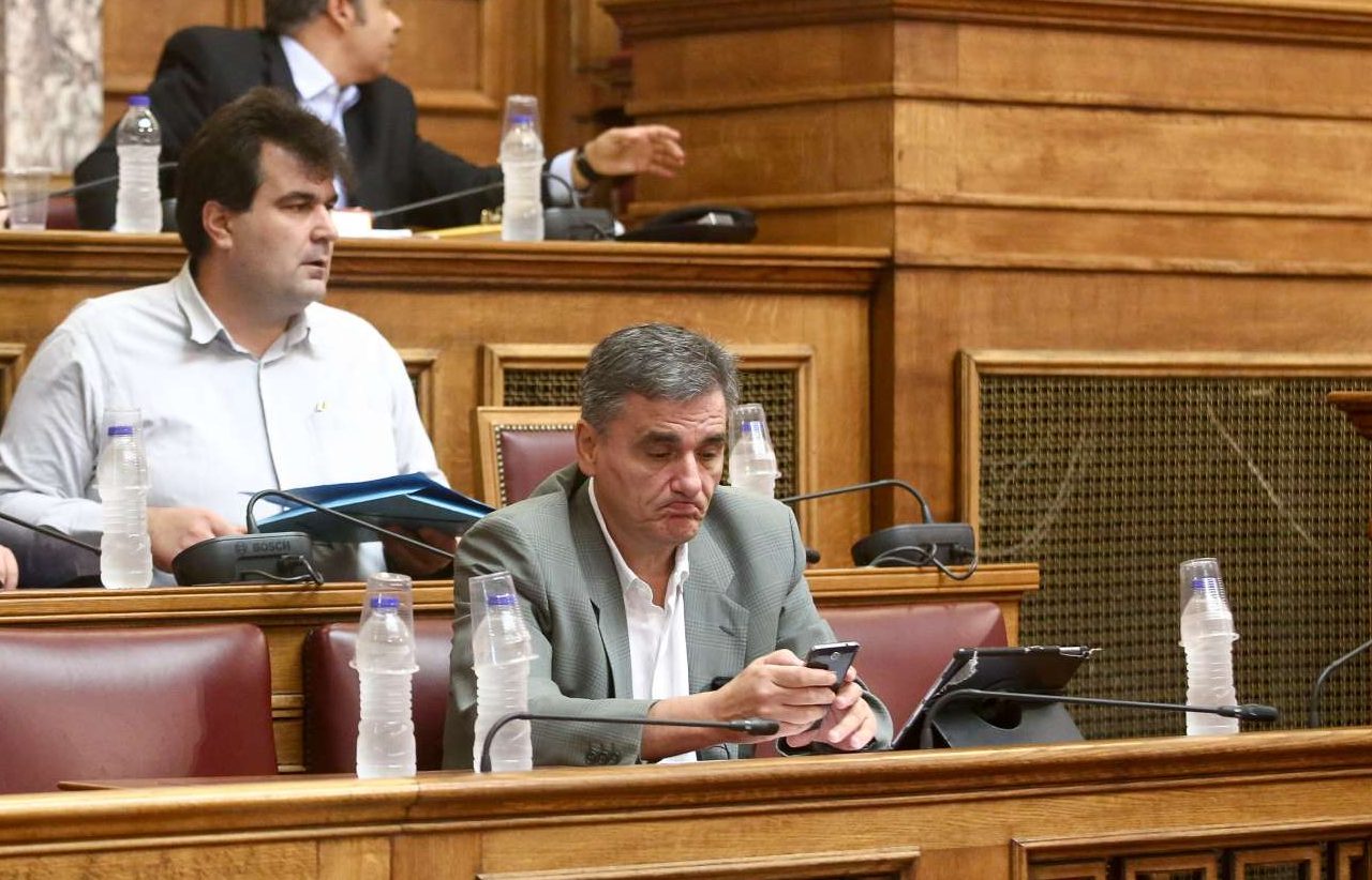 Ο Τσακαλώτος, η φυματική σαρανταποδαρούσα και ο Δένδιας