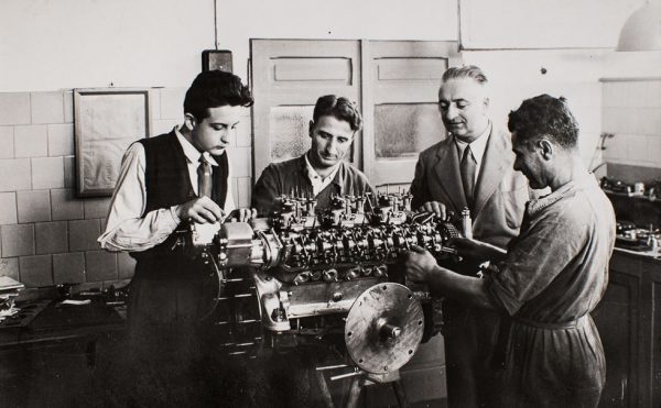 Ο Φεράρι, δεύτερος από δεξιά, επιβλέπει την κατασκευή ενός μοτέρ (