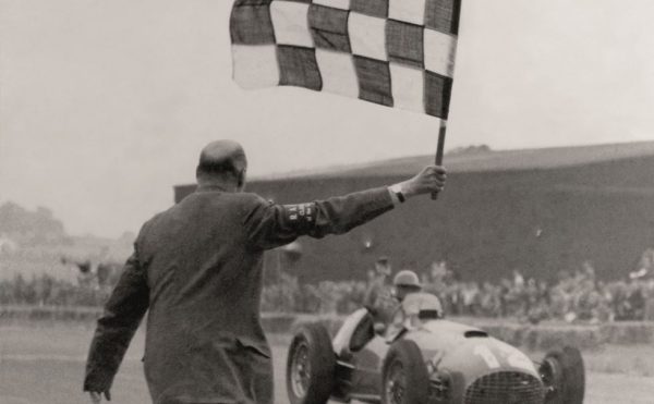Πέφτοντας η καρό σημαία έφερε το πρώτο Παγκόσμιο Πρωτάθλημα, το 1951 (designmuseum.org)