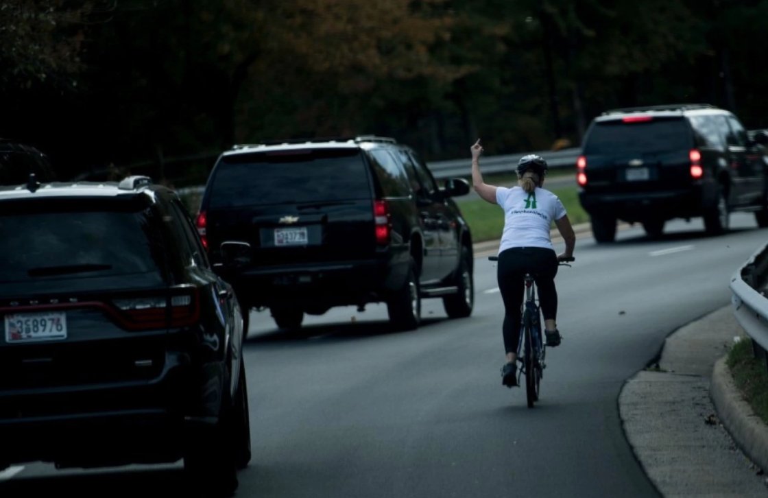 Απέλυσαν από τη δουλειά της τη γυναίκα που έδειξε το μεσαίο δάχτυλο στον Τραμπ