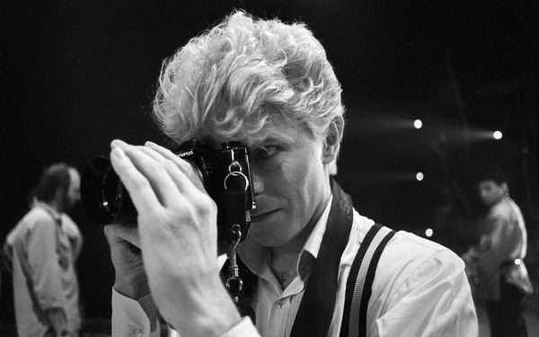 Ο Μπάουι φωτογραφίζει και φωτογραφίζεται. Τορόντο, 1983 (Denis O’Regan)